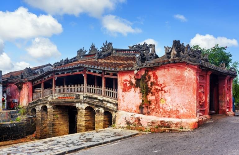 japanese covered bridge lie right next to the quarter of Hoian Ancient Town