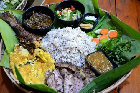 Indulge in a candle-lit dinner on a picturesque sandbank, surrounded by the enchanting ambiance of Bagan