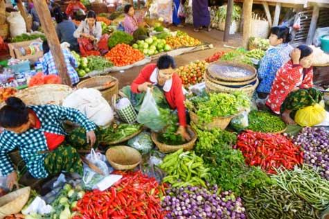 Take you to Old Bagan's crowded Nyaung U Market.