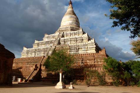 We go to the Shwesandaw Pagoda, which is the second tallest pagoda in Bagan.