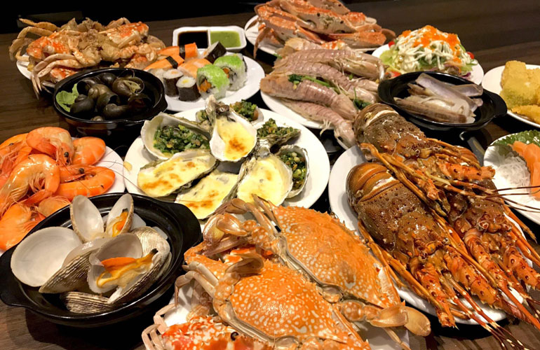 Enjoying seafood in Da Nang