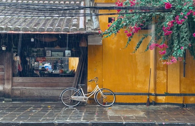 Although many people are aware of Hoian's beauty, it's surprising to see that it remains equally stunning even when it rains.