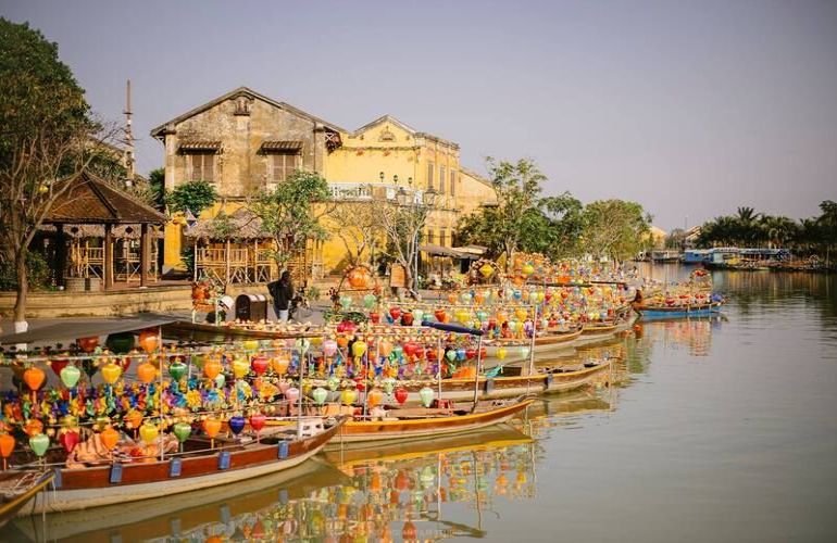 Under the golden sunshine, Hoian appears stunningly clear and beautiful.