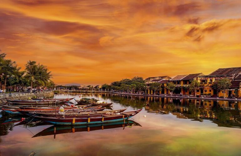 Bewilderedly watching the picturesque Hoian sunset