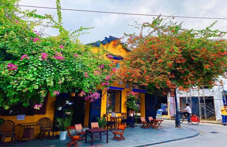 What is the best season to go to Hoian to enjoy the beauty of this place?