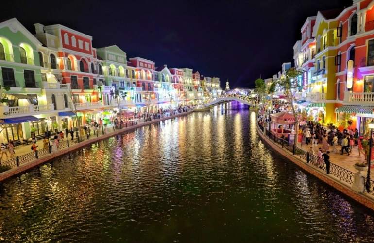 The sparkling scenery of Phu Quoc at night